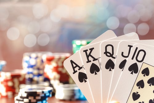 el poker online es el juego más popular de casino con dinero real.
